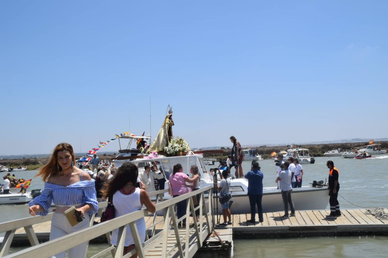 La virgen del Carmen de Gallineras recorre el caño de Sancti Petri hasta la Feria